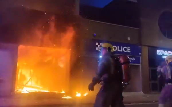Βρετανία: Χάος στο Σάντερλαντ τη νύχτα - Πυρπολήθηκε αστυνομικό τμήμα (βίντεο)