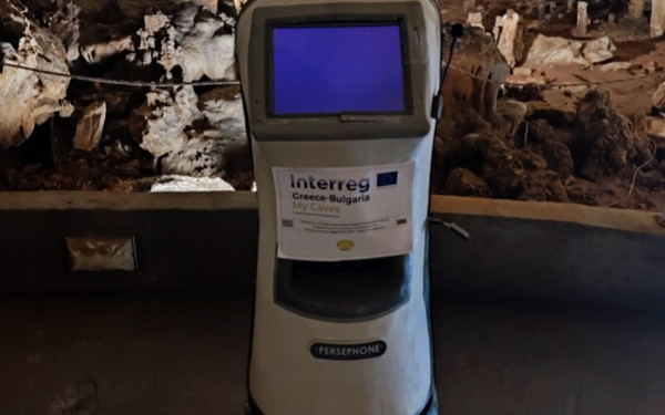 Σέρρες: Το hi-tech σπήλαιο της Αλιστράτης με το ρομπότ Περσεφόνη που τώρα μιλάει και Ποντιακά