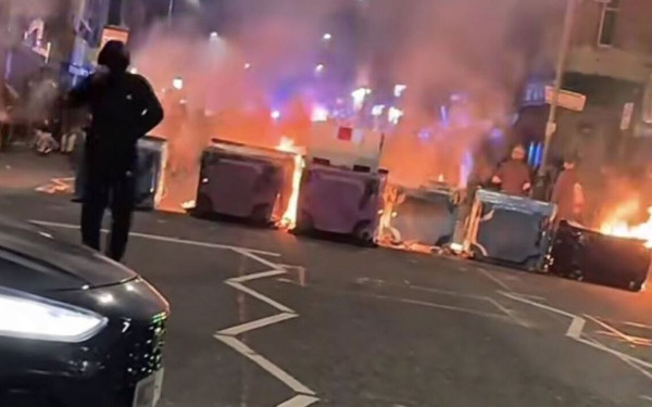 Ηνωμένο Βασίλειο: Πάνω από 90 συλλήψεις στις διαδηλώσεις κατά μεταναστών και μουσουλμάνων (βίντεο)