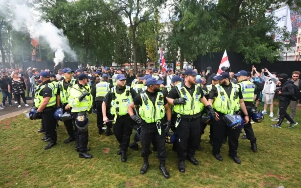 Βρετανία: Ταραχές στις αντιμεταναστευτικές, αντιισλαμικές διαδηλώσεις στο Λίβερπουλ και άλλες πόλεις