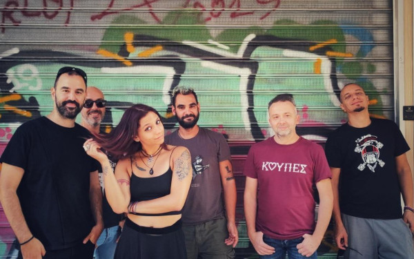 Κούπες: Η ροκ μπάντα που «πειράζει» την παράδοση και «οργώνει» τα Φεστιβάλ της χώρας