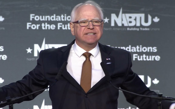 ΗΠΑ: Είναι η «μεγαλύτερη τιμή στη ζωή μου», δηλώνει ο υποψήφιος αντιπρόεδρος της Χάρις, Τιμ Γουόλς