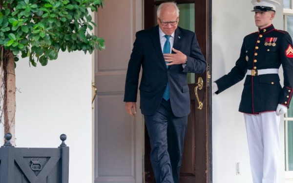 ΗΠΑ: Ποιος είναι ο Τιμ Γουόλς, ο υποψήφιος αντιπρόεδρος της Κάμαλα Χάρις