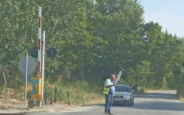 Σέρρες: Ένας υπάλληλος αντικαθιστά το χαλασμένο φανάρι για τα τρένα (φωτ.)