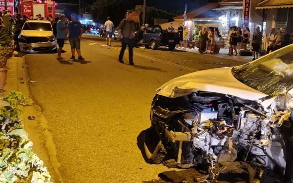 Καβάλα: Σοβαρό τροχαίο στον κεντρικό δρόμο της Νέας Καρβάλης - Δύο τραυματίες (φωτ.)