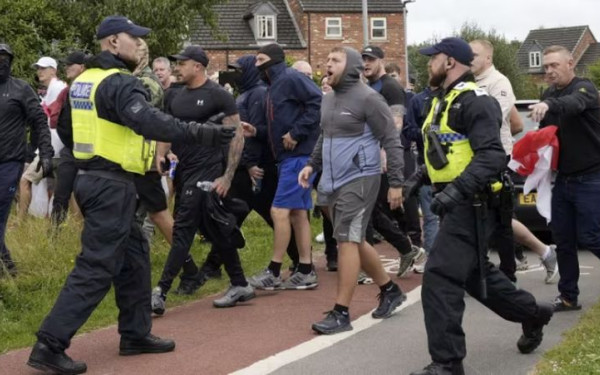 Στάρμερ για τις ταραχές στη Βρετανία: Όσοι εμπλέκονται, θα το μετανιώσουν