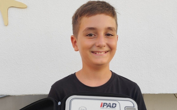 Πολύχρονο Χαλκιδικής: Ο 10χρονος Χάρης δώρισε απινιδωτή μαζί με τη μητέρα του, για τους κατοίκους και τους επισκέπτες