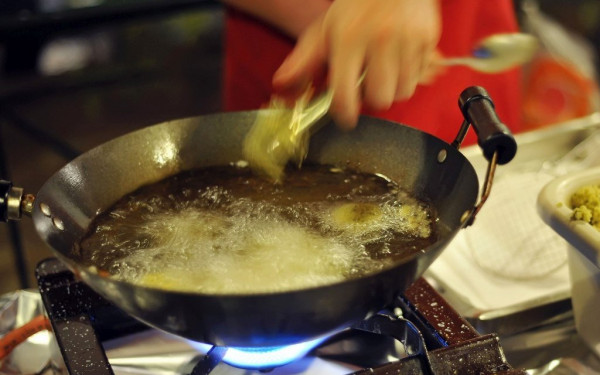 Μάθε παιδί μου μαγειρική: Οι νέοι 15-24 ετών στην Ελλάδα μαγειρεύουν λιγότερο στην Ευρώπη