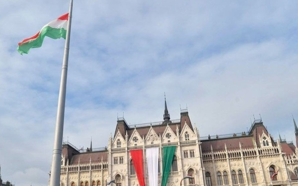 Η Κομισιόν ζητά από την Ουγγαρία να αποσύρει το νομοσχέδιο που απειλεί τις ΜΚΟ και τα ανεξάρτητα μέσα ενημέρωσης