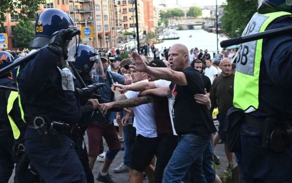 Βρετανία: Σκλήρυνση της στάσης της κυβέρνησης στο μεταναστευτικό και απελευθέρωση του ακροδεξιού Τόμι Ρόμπινσον!