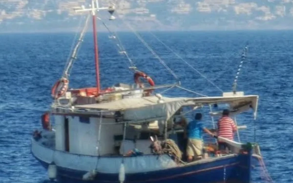 Βύθιση αλιευτικού στην Πάρο: Σώοι οι 10 επιβαίνοντες