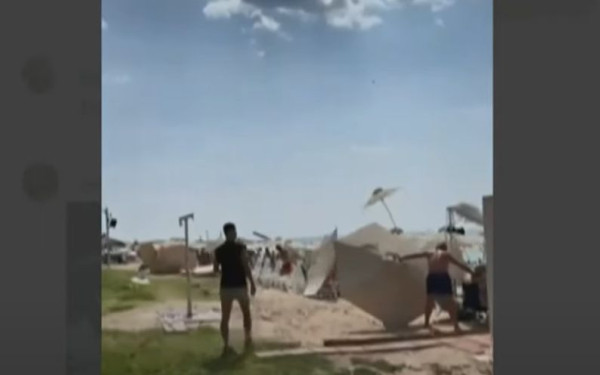 Χαλκιδική: Ανεμοστρόβιλος ξήλωσε ομπρέλες σε παραλία στα Νέα Φλογητά (βίντεο)