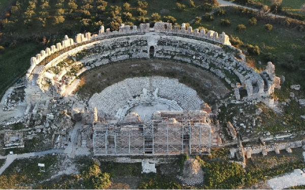 ΥΠΠΟ: Αποκαθίσταται το σκηνικό οικοδόμημα του μεγάλου θεάτρου στη Νικόπολη