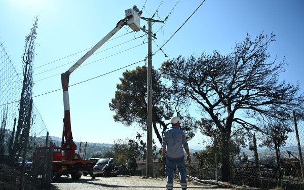 Ολοκληρώνονται οι περισσότερες εργασίες αποκατάστασης στο δίκτυο ηλεκτρικού ρεύματος στην πυρόπληκτη Αττική