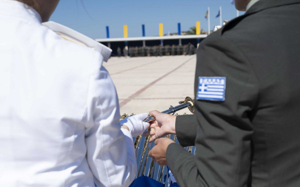 Ένοπλες Δυνάμεις: Ο κίνδυνος μελλοντικής υποστελέχωσης κινητοποιεί το υπουργείο Άμυνας