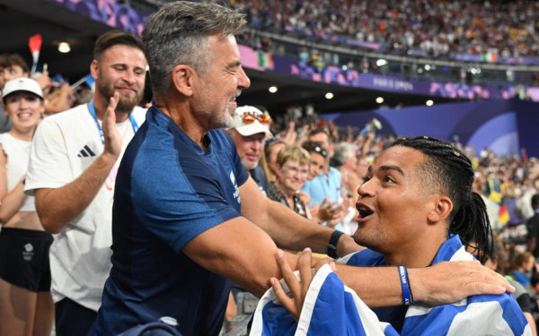 Το συγκλονιστικό μήνυμα του πατέρα του Εμμανουήλ Καραλή: «Παιδί μου, νικήσαμε τον ρατσισμό και την άβυσσο που παραλίγο να μας καταπιεί»