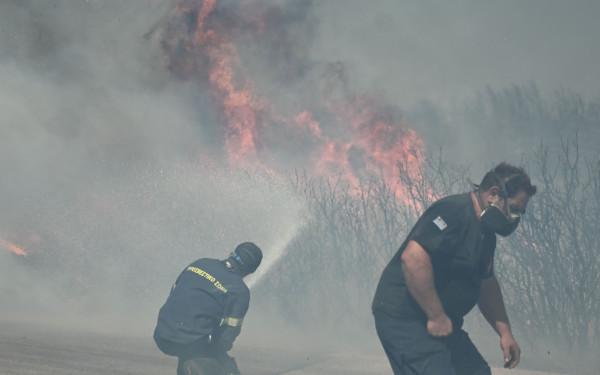 Εκτός ελέγχου η φωτιά στην Αττική: Σε Γραμματικό, Πεντέλη και Ανατολή Νέας Μάκρης τα κύρια μέτωπα -  Εκκενώνονται Ντράφι, Διώνη, Δασαμάρι, Νταού Πεντέλης και Καλλιτεχνούπολη (βίντεο)