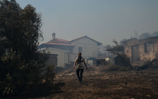 Το «μαύρο αποτύπωμα» της πυρκαγιάς που κατέκαψε την Αττική αφήνοντας και μία νεκρή (βίντεο)