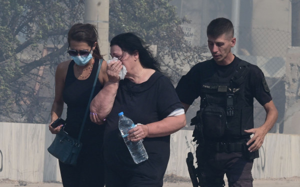 Σχεδόν 650 άνθρωποι φιλοξενήθηκαν σε ξενοδοχεία της Αττικής μετά τις πυρκαγιές