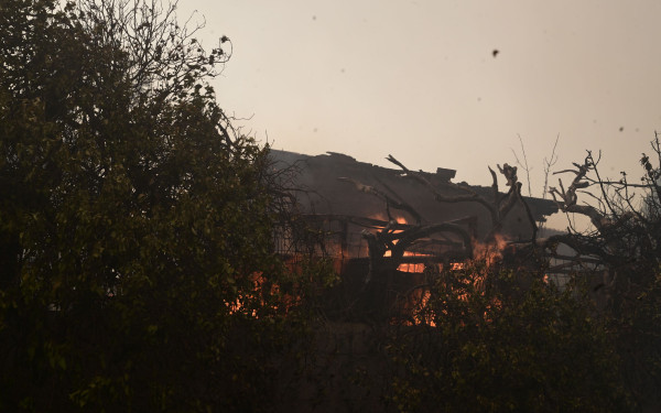Φωτιά στην Αττική: Βραχυκύκλωμα σε καλώδια ηλεκτροδότησης στον Βαρνάβα το πιθανότερο σενάριο για την έναρξη - Σε συνεχή επιφυλακή για αναζωπυρώσεις η Πυροσβεστική (βίντεο)