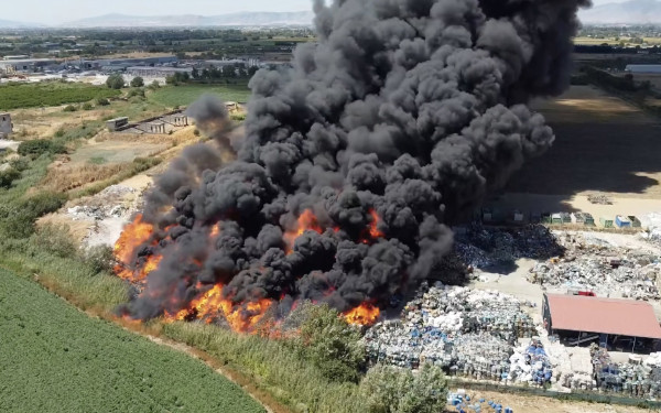 Λάρισα: Βελτιωμένη εικόνα από τη φωτιά σε εταιρεία ανακύκλωσης - Θα απαιτηθούν ώρες μέχρι να σβήσει πλήρως (βίντεο)