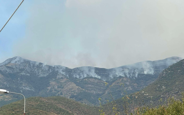 Καβάλα: Μάχη με διάσπαρτες εστίες φωτιάς στο Παγγαίο - Ενισχύθηκαν οι δυνάμεις, επιχειρούν επτά εναέρια (φωτ.)