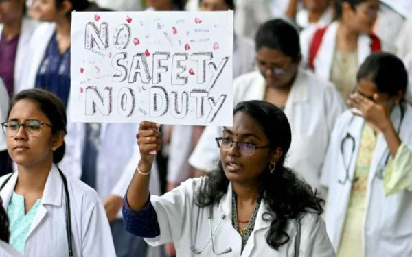 Ινδία: Ξεκινάει σήμερα η δίκη για τον βιασμό και τη δολοφονία μιας ειδικευόμενης γιατρού που συντάραξε τη χώρα