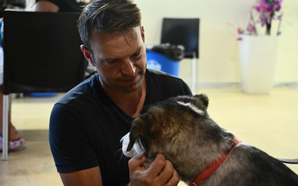 Στη δομή που φιλοξενεί ζώα των πυρόπληκτων περιοχών της Αττικής ο Στ. Κασσελάκης (φωτ.)