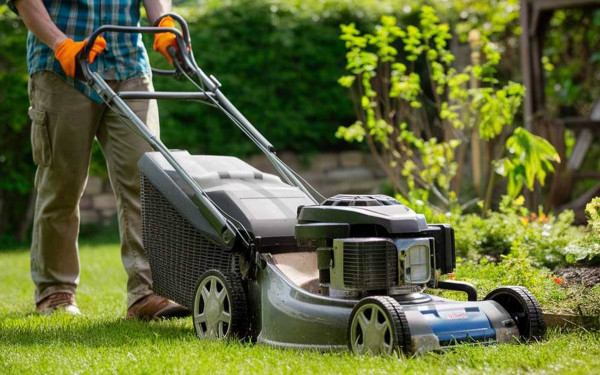 Τραγικός θάνατος για 54χρονο εργάτη στη Ρόδο: Η μηχανή του γκαζόν ανετράπη και τον συνέθλιψε