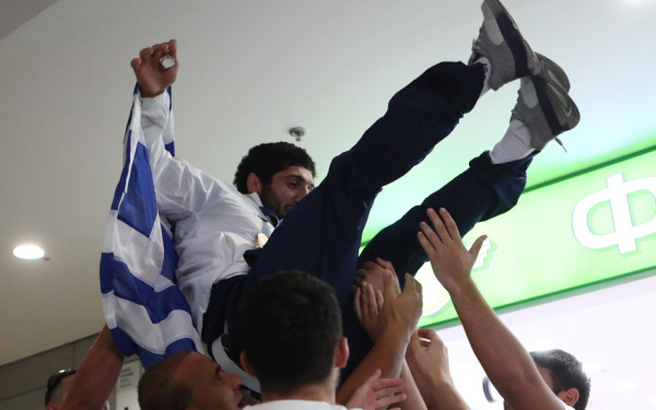 Ολυμπιακοί Αγώνες: Αποθεώθηκε ο Κουρουγκλίεφ κατά την άφιξή του, τον σήκωσαν στα χέρια φίλοι και συναθλητές του (φωτ.)