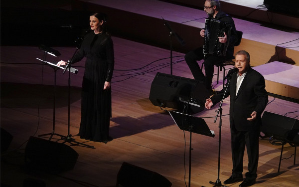 Ο Μανώλης Μητσιάς στο makthes.gr: «Είμαστε ο μόνος λαός που τραγουδήσαμε ποιήματα στις ταβέρνες. Ποιος άλλος το έχει κάνει;»