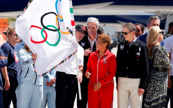 Η Ολυμπιακή σημαία έφτασε στο Λος Άντζελες