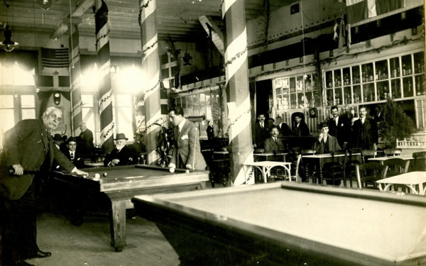 Μυτιλήνη: Μια έκθεση τέχνης «ξαναζωντανεύει» το υπεραιωνόβιο καφενείο «Πανελλήνιον»