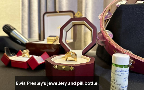 Στο «σφυρί» σπάνια αντικείμενα σταρ της μουσικής και του κινηματογράφου - Χιλιάδες ευρώ για ένα μπουκαλάκι χαπιών του Έλβις Πρίσλεϊ (φωτ.)
