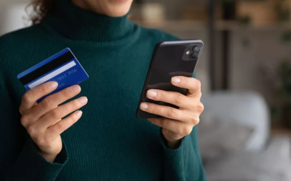 Ποια επιδόματα θα καταβάλλονται σε προπληρωμένη κάρτα - Μόνο το 50% σε μετρητά