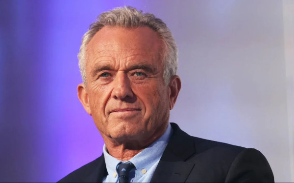 ΗΠΑ: Υγειονομικοί καταγγέλλουν τον υπουργό Υγείας ότι τους θέτει σε κίνδυνο διαδίδοντας ψευδείς πληροφορίες για τα εμβόλια