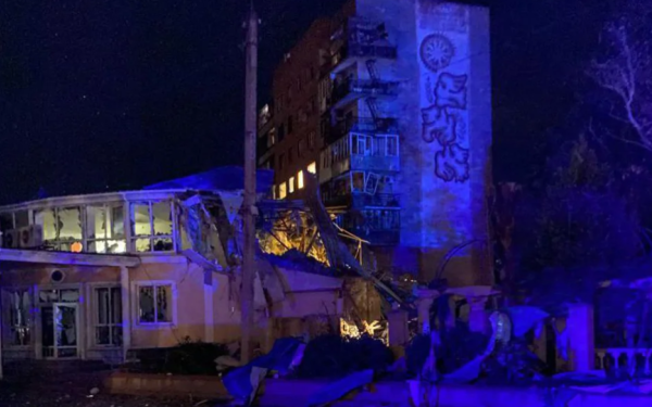 Ρωσικό πλήγμα σε ξενοδοχείο που μένουν δημοσιογράφοι στο Κραματόρσκ, στην ανατολική Ουκρανία