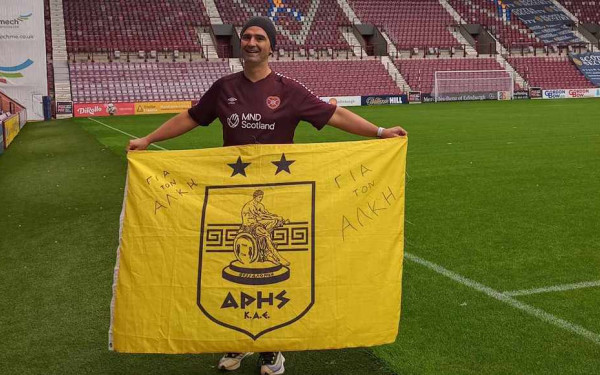 Νίκος Σφακιανός: Έτρεξε στον ημιμαραθώνιο του Εδιμβούργου για φιλανθρωπικό σκοπό με μπλούζα του Άρη και αναφορά στον αδικοχαμένο Άλκη (φωτ.)