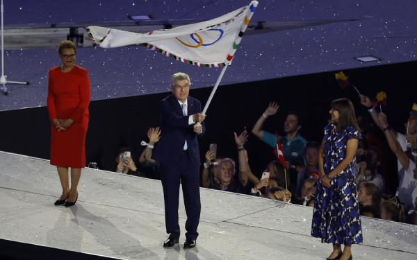 Από το Παρίσι 2024 στο Λος Άντζελες 2028: Η τελετή παράδοσης - παραλαβής μεταξύ των δύο πόλεων και ο ρόλος της Σιμόν Μπάιλς (βίντεο)