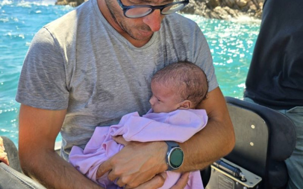 Τήλος: Η συγκλονιστική διάσωση του Ιωνά, του 50 ημερών προσφυγόπουλου (βίντεο)