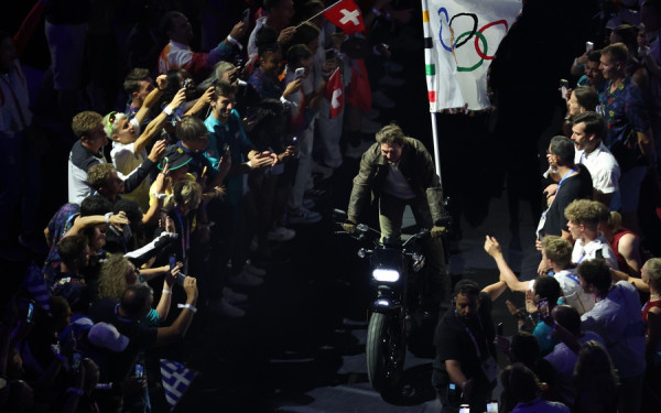 Ολυμπιακοί Αγώνες: Με χολιγουντιανή λάμψη και ένα φαντασμαγορικό σόου το Παρίσι παρέδωσε την σκυτάλη στο Λος Άντζελες (βίντεο, φωτ.)