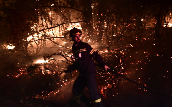 Νύχτα εφιάλτης η αποψινή στον Βαρνάβα Αττικής - Μάχη με τις φλόγες για να σωθούν οι οικισμοί - Συνεχείς εκκενώσεις (βίντεο, φωτ.)