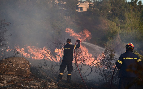 Ανεξέλεγκτη η φωτιά στην Αττική, πέρασε στο Πεντελικό Όρος: Εκκενώνονται οικισμοί - Σε ετοιμότητα Ανθούσα, Μελίσσια, Πολιτεία, Εκάλη και Νέα Ερυθραία (βίντεο, φωτ.)