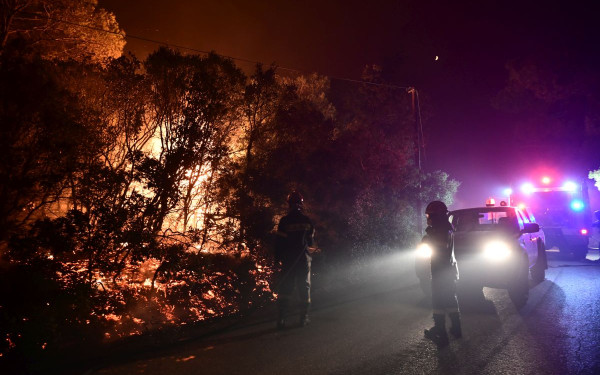 Φωτιά στην Αττική: Αστυνομικοί της ΟΠΚΕ περικυκλώθηκαν από τις φλόγες στον Μαραθώνα κατά τη διάρκεια απεγκλωβισμού (βίντεο)