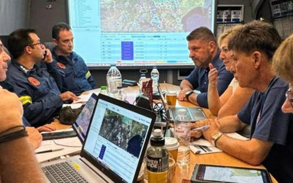 Στο Κινητό Επιχειρησιακό Κέντρο στο Καπανδρίτι, όλη τη νύχτα, ο Νίκος Χαρδαλιάς