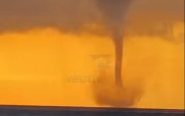 Η στιγμή που υδροστρόβιλος κάνει την εμφάνισή του στη Ζάκυνθο (βίντεο)