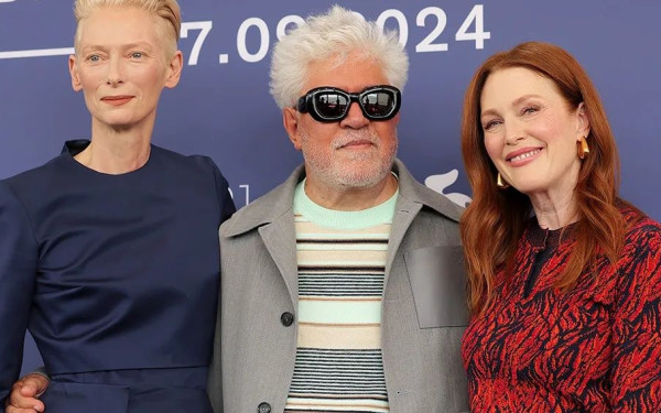 81ο Φεστιβάλ Βενετίας: Επί 17 λεπτά χειροκροτούσε το κοινό στη νέα ταινία του Αλμοδόβαρ - Δείτε βίντεο