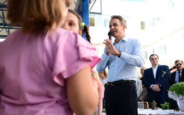 Κ. Μητσοτάκης στον αγιασμό του 2ου Δημοτικού Γλυφάδας: Τα κινητά να συμφωνήσουμε ότι μένουν στην τσάντα