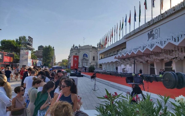 Ιταλία: Διαδηλωτές ξεδίπλωσαν πανό για τη Γάζα πριν από την έναρξη του κινηματογραφικού φεστιβάλ Βενετίας