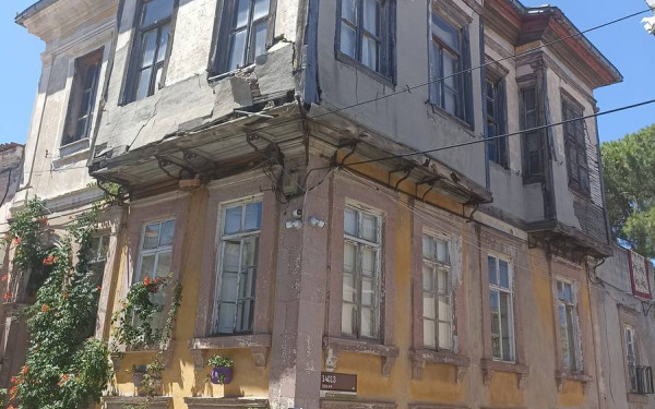 Καταρρέει το σπίτι του Ηλία Βενέζη στο μικρασιατικό Αϊβαλί